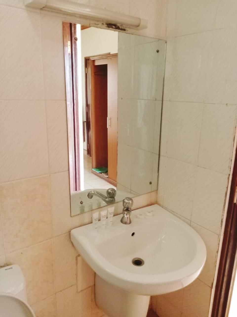 Golden Gates Hotel Thuthuriki エクステリア 写真